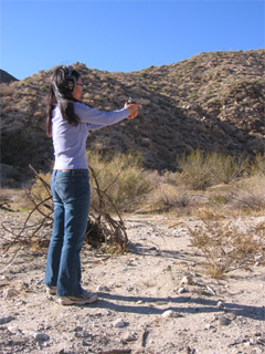 屋外射撃（アウトドアシューティング）の体験＠南カリフォルニアの砂漠・荒野