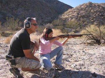 南カリフォルニアの砂漠・荒野での、屋外射撃（アウトドアシューティング）インストラクターと娘