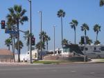 南カリフォルニア・パシフィックコーストハイウェイ"PCH"のサインとサーファーの像